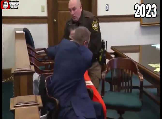 Video :Taylor Schabusiness makes another attempt to attack his attorney in court